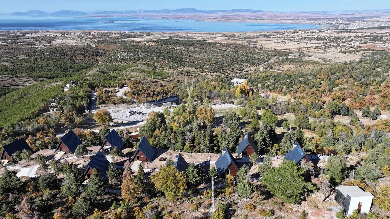 Konya bungalov turizminde ses getirecek: Göl ve çam ormanı birleşti