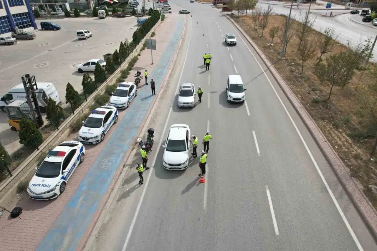 Konya'da KGYS devreye girdi! Yarış yapan sürücüler sert kayaya çarptı