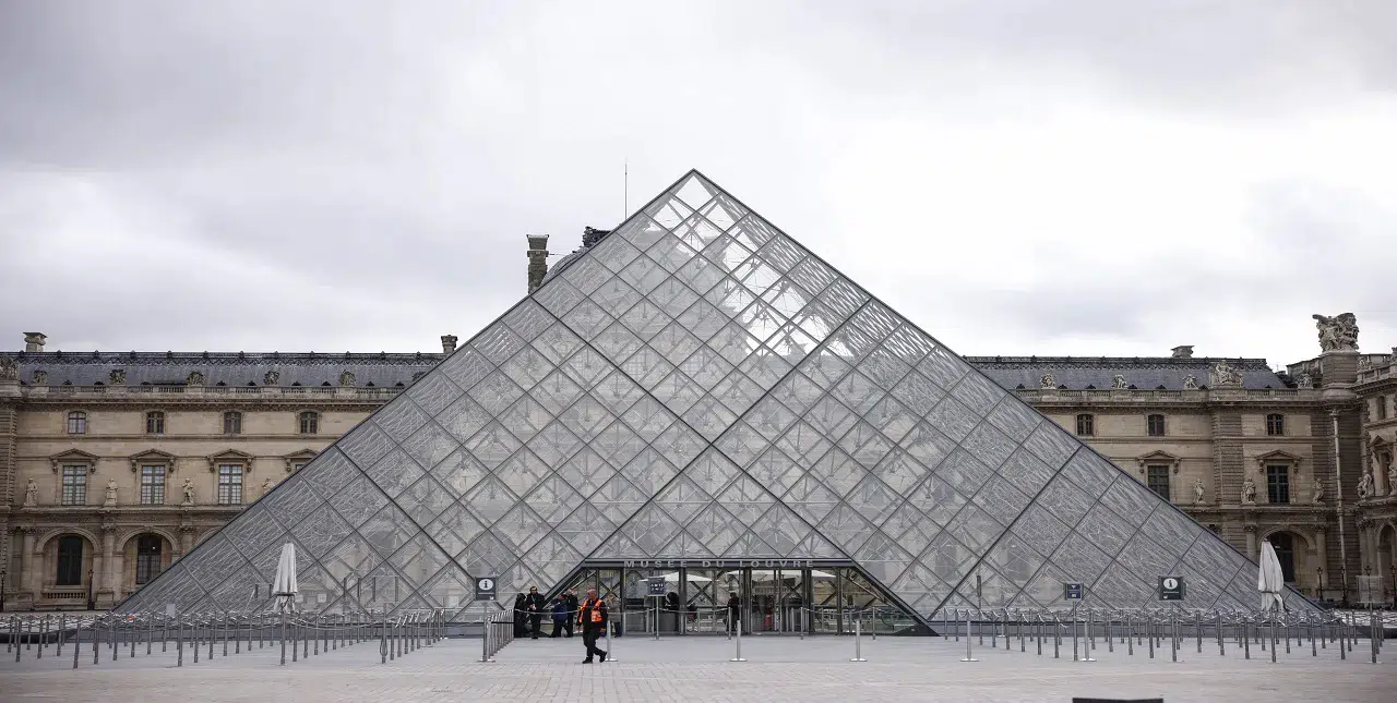 Louvre Müzesi'nden çalınan mücevherler: Değerleri 88 milyon euro