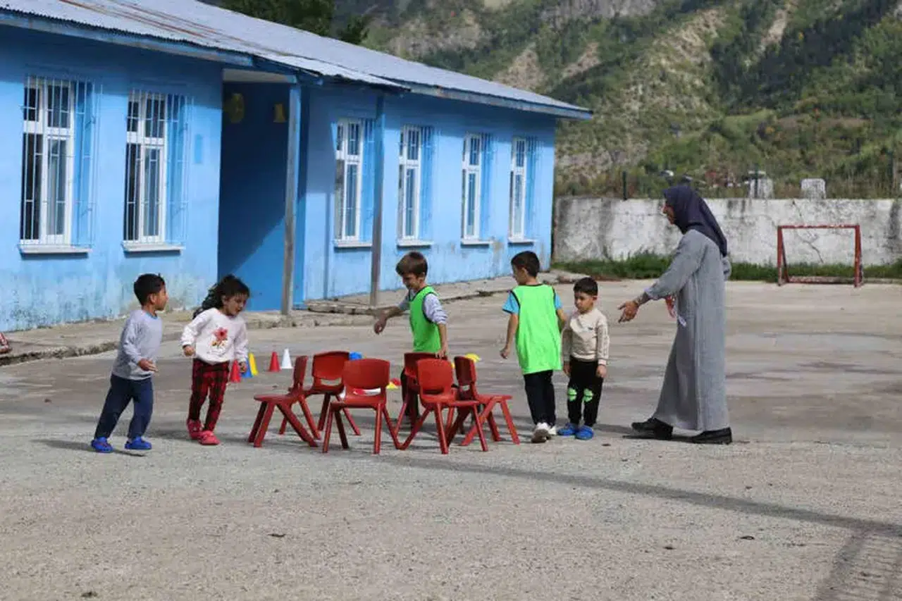 5 öğrenci 2 öğretmen: Her şey bir harf öğretmek ve öğrenmek için
