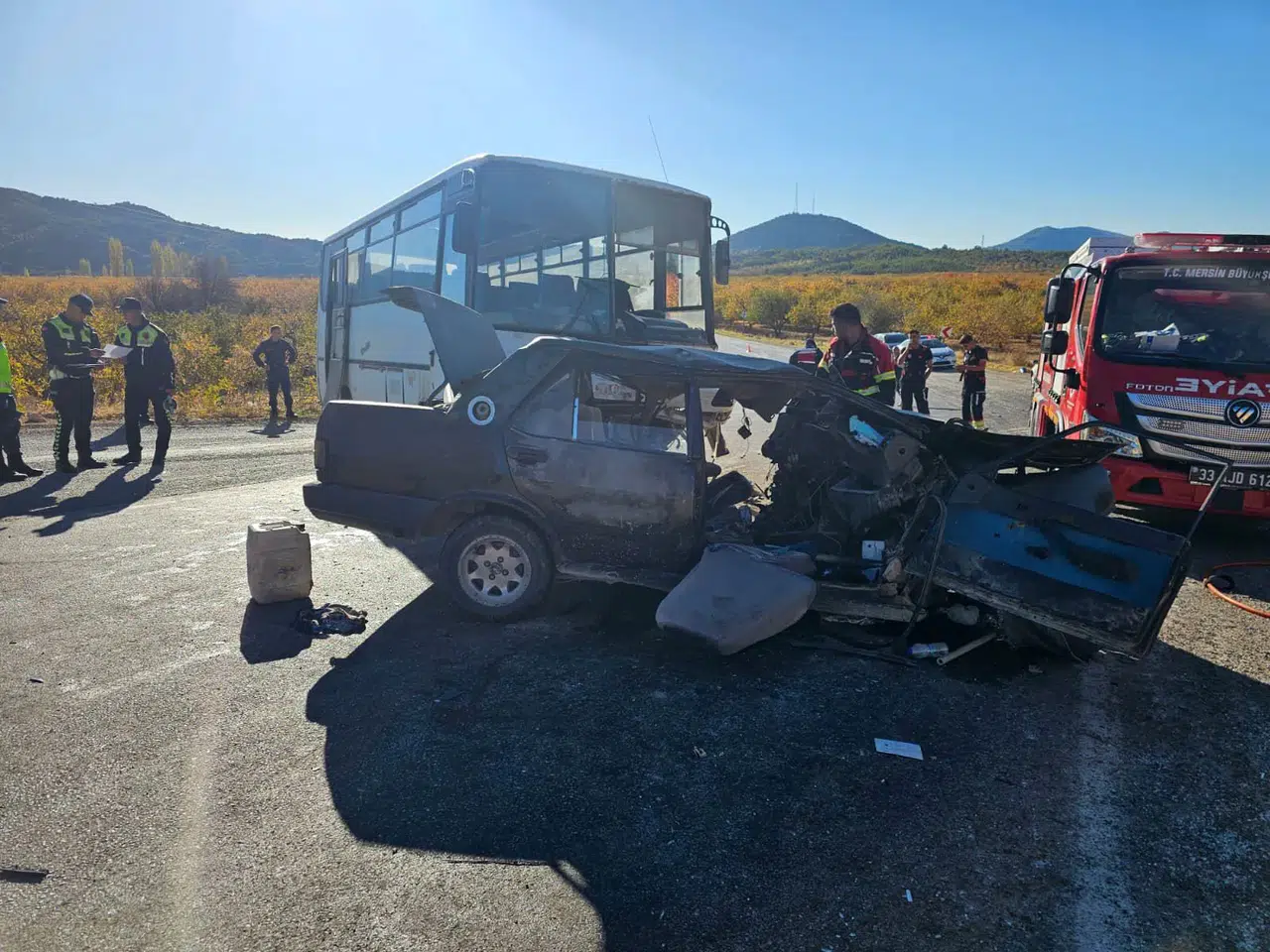 Tarım işçilerini taşıyan midibüs kaza yaptı: Çok sayıda ölü ve yaralı var