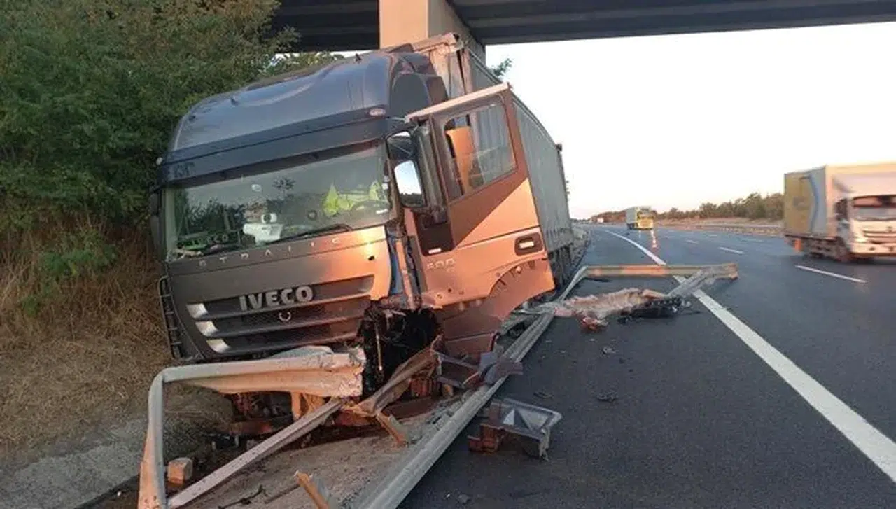 TIR ok gibi saplandı: TEM'de feci kaza