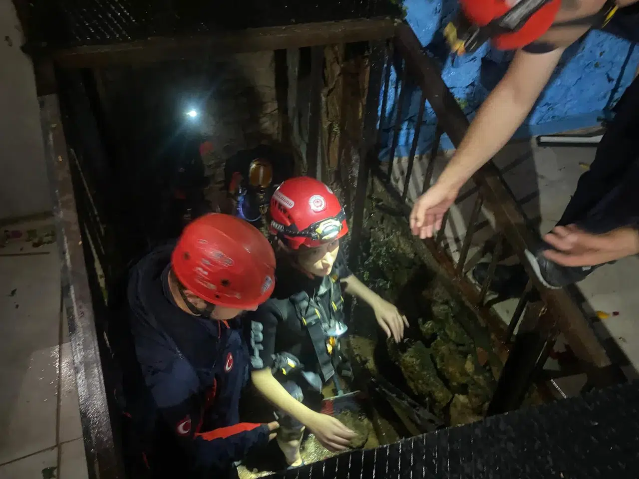 Film gibi operasyon: Sığındıkları mağarada mahsur kaldılar