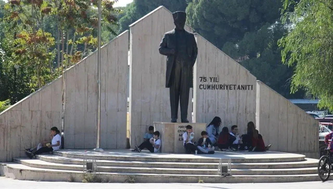 Okul yemekhanesine alınmadılar: Öğrenciler yemeklerini sokakta yiyor