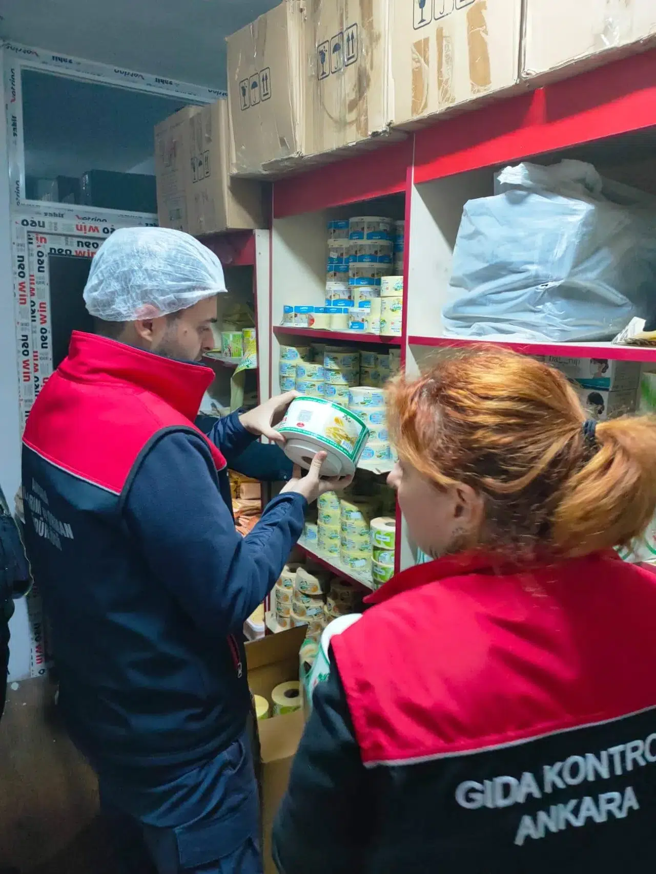 Vatandaşa yedireceklerdi:  3 tonun üzerinde bozuk süt ürünü böyle imha edildi