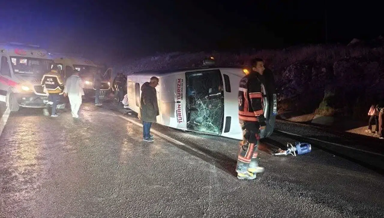 Lastiği patlayan araç midibüse çarptı: Çok sayıda öğrenci yaralı
