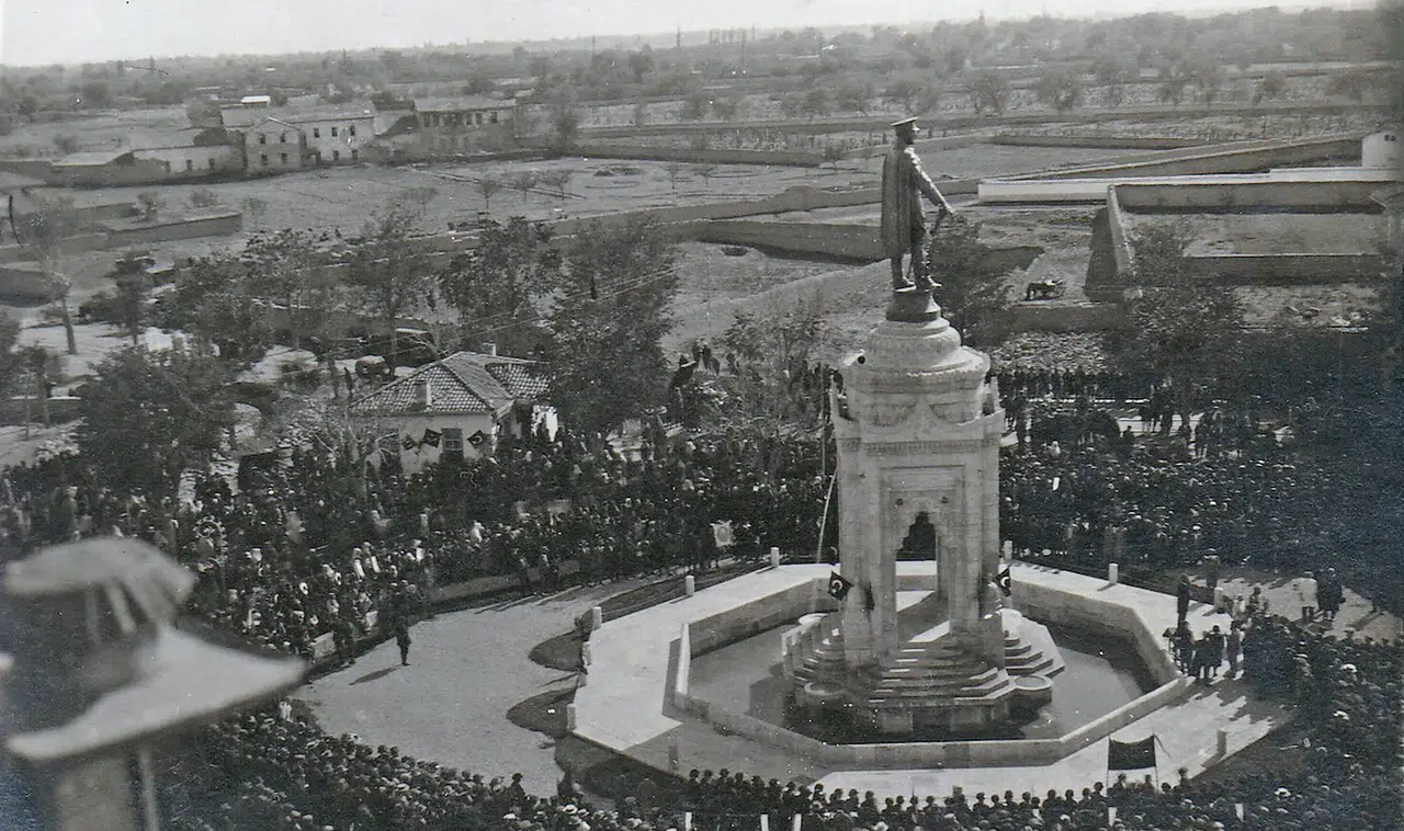 Konya’nın simge yapısı 99 yıl önce açıldı: Atatürk nereye bakıyor?