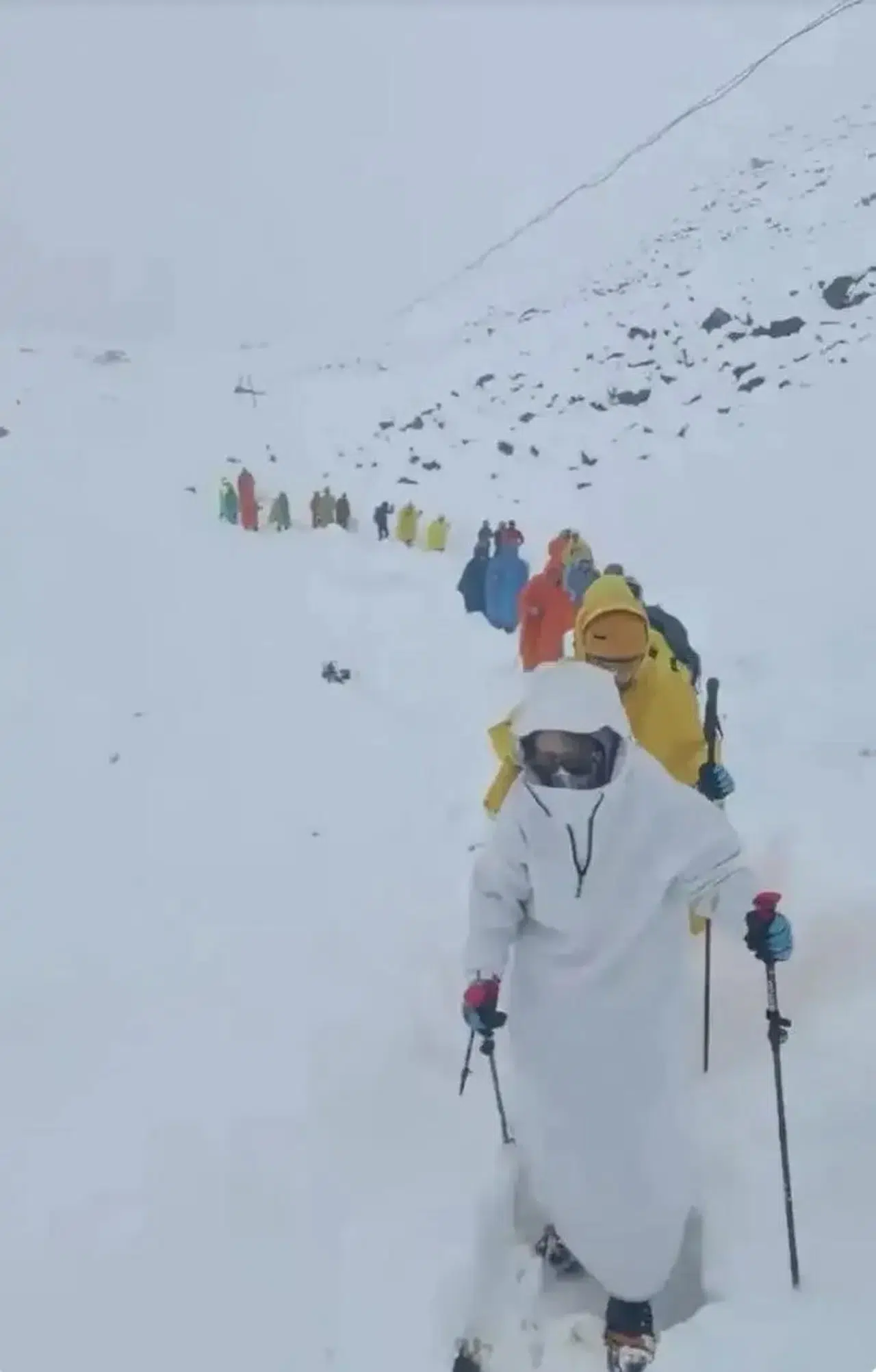 Everest’teki kar fırtınası nedeniyle bin kişi dağda mahsur kaldı