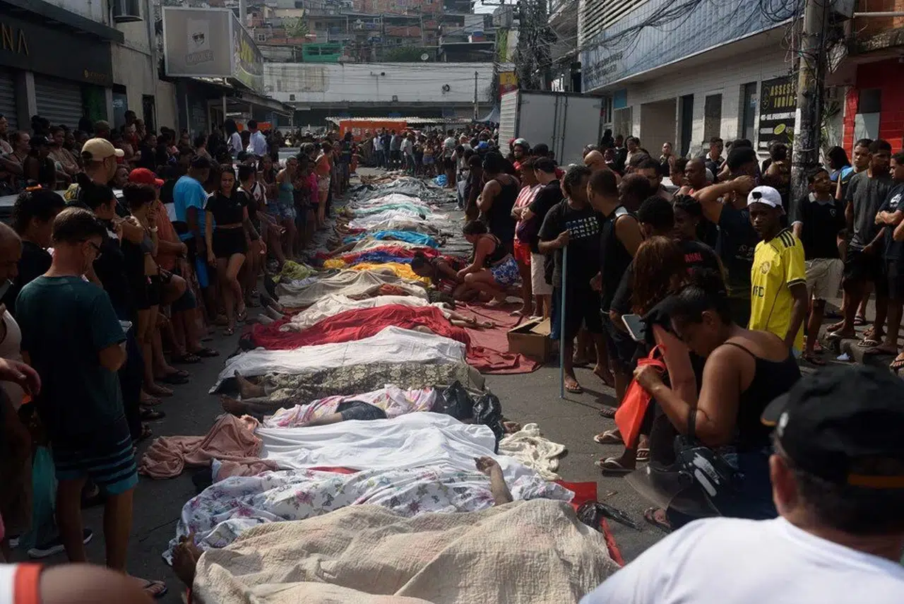 Cesetleri caddeye böyle dizdiler