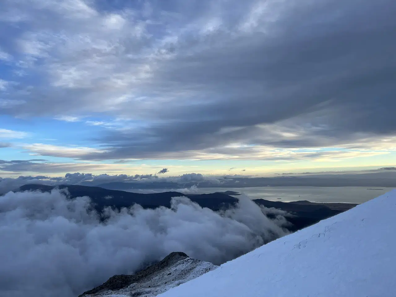 Beyşehir Gölü yakınına yarım metre kar yağdı: Konya için umut oldu
