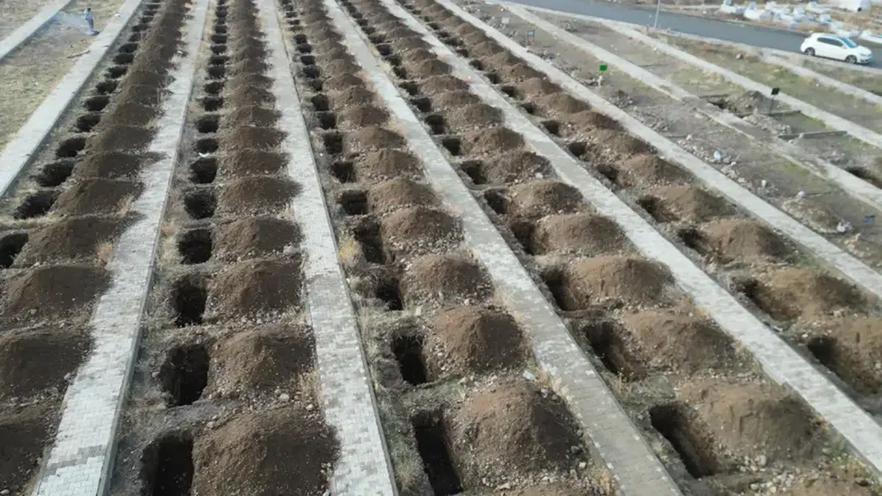 Mezarlar kazıldı: Ölüler bekleniyor