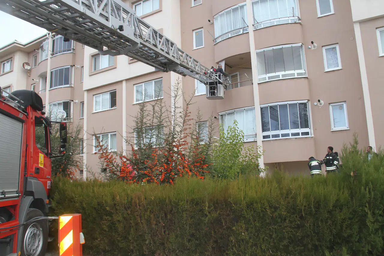 Konya'daki bir binada yangın çıktı: Merdiven ile tahliye edildi