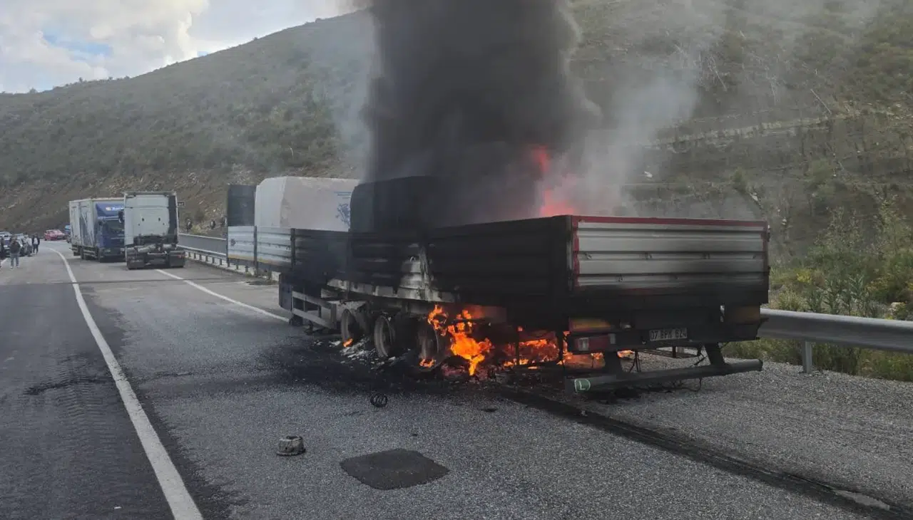 Mermer yüklü tır Konya-Antalya yolunda alevlere teslim oldu