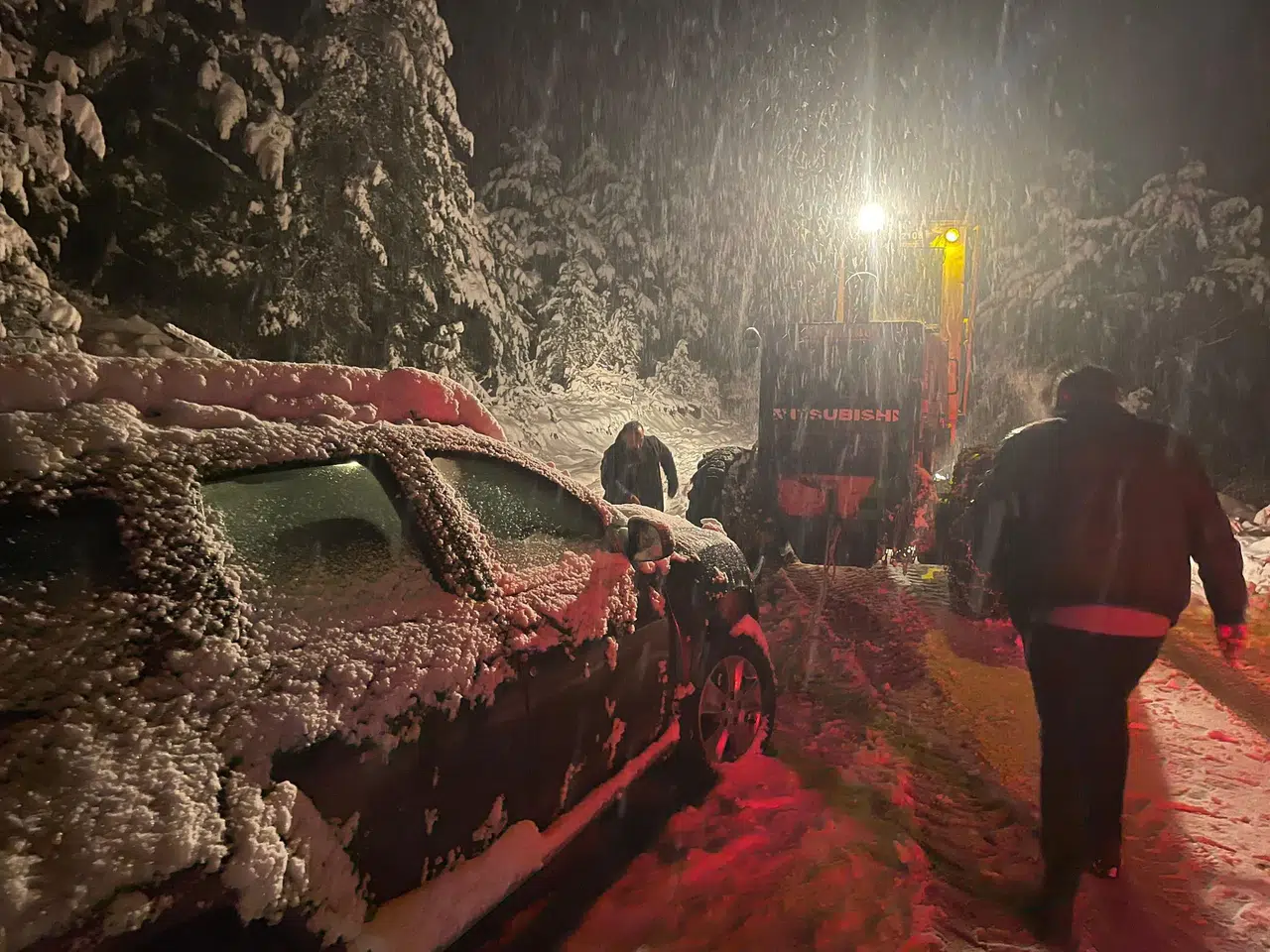 Karayolları kar yağışı nedeniyle ulaşıma kapandı: Meteorolojiden uyarı üstüne uyarı