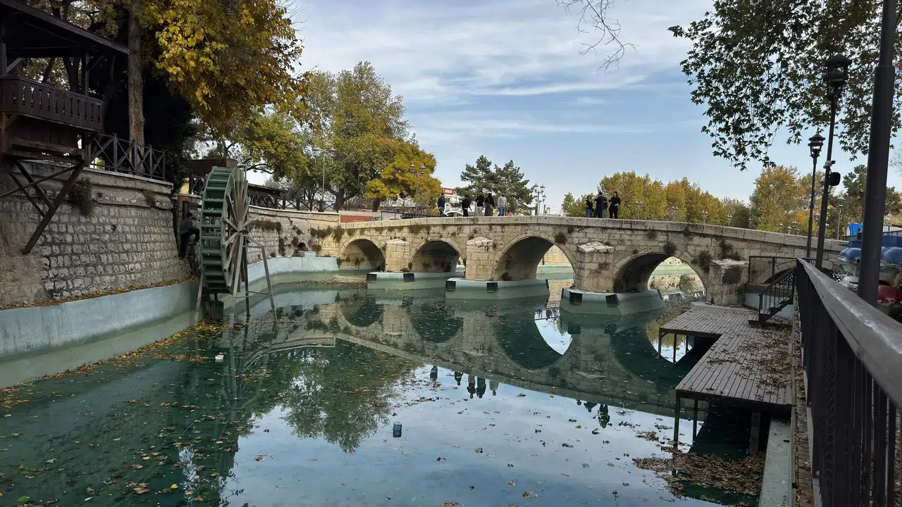 Konyalılar tarihi köprüye akın etti: Sonbahar fotoğrafları çekildi