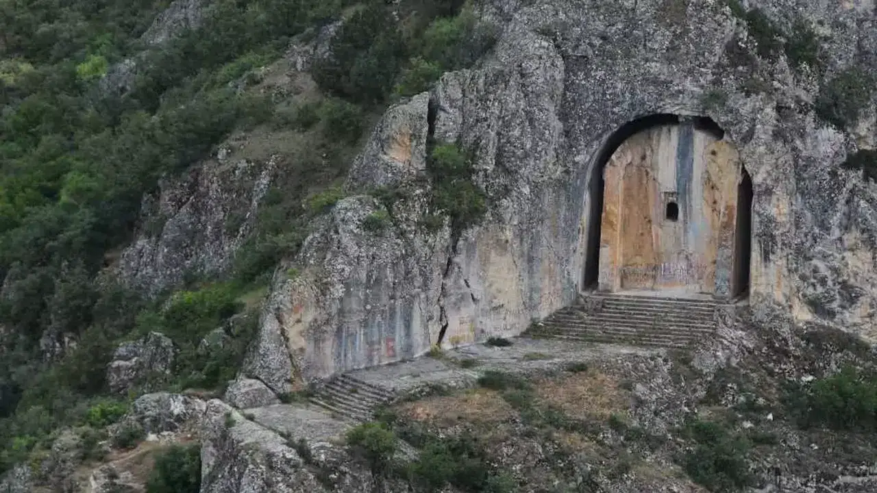 Konya’da Kapısında İncir Ağacının Nöbet Tuttuğu Gizemli Mağara: Kırk Kapı