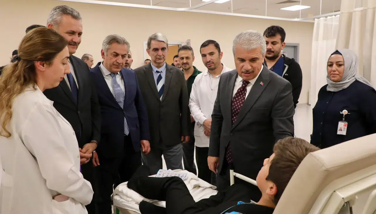 Vali Akın, Konya Şehir Hastanesi'nde yaralı öğrencileri ziyaret etti