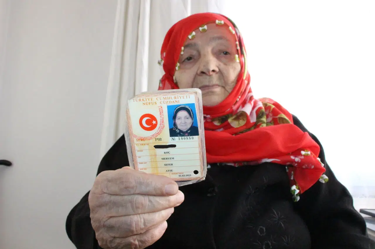 102 yaşında yeni kimliğine kavuştu