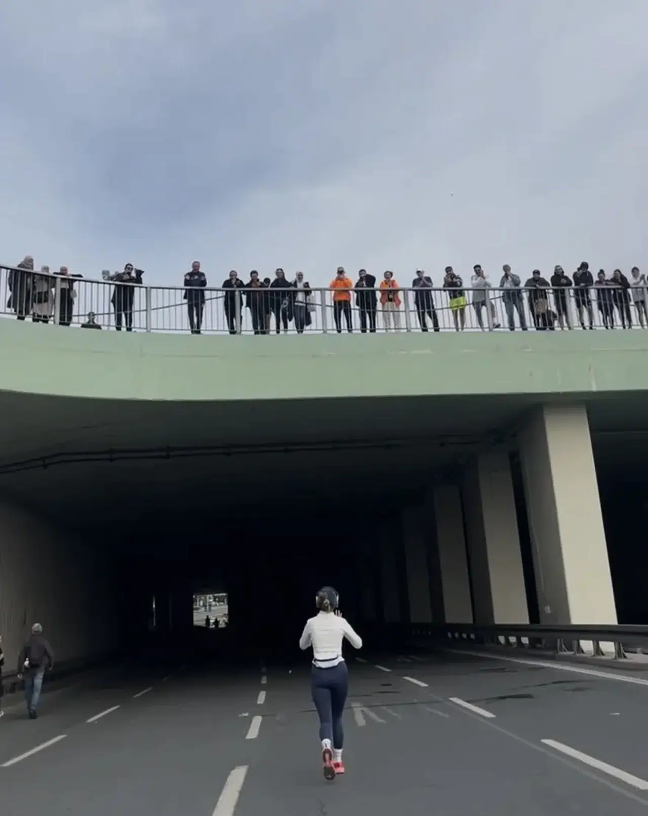 İstanbul maratonunun sonuncusu birinci oldu: Maratonu emekleyerek bitirmişti