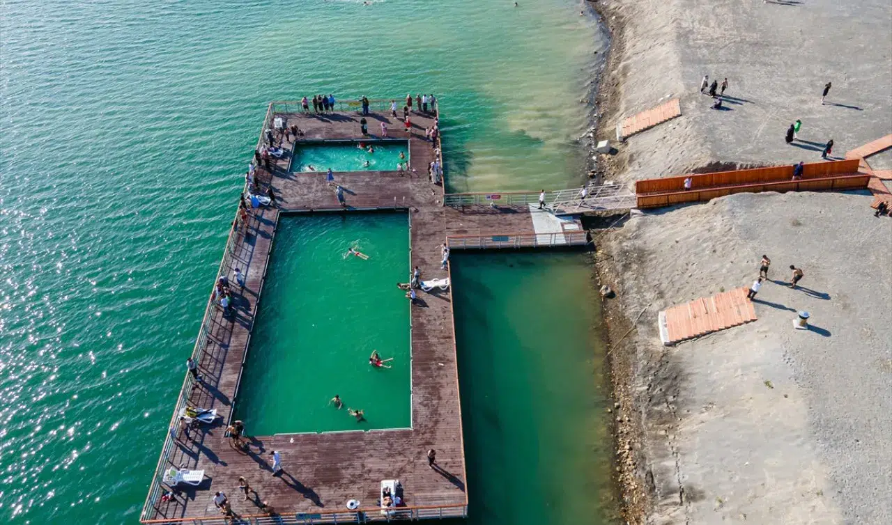 Konya'nın sahil yürüyüş yolu aydınlatıldı: Acıgöl çekim merkezi olacak