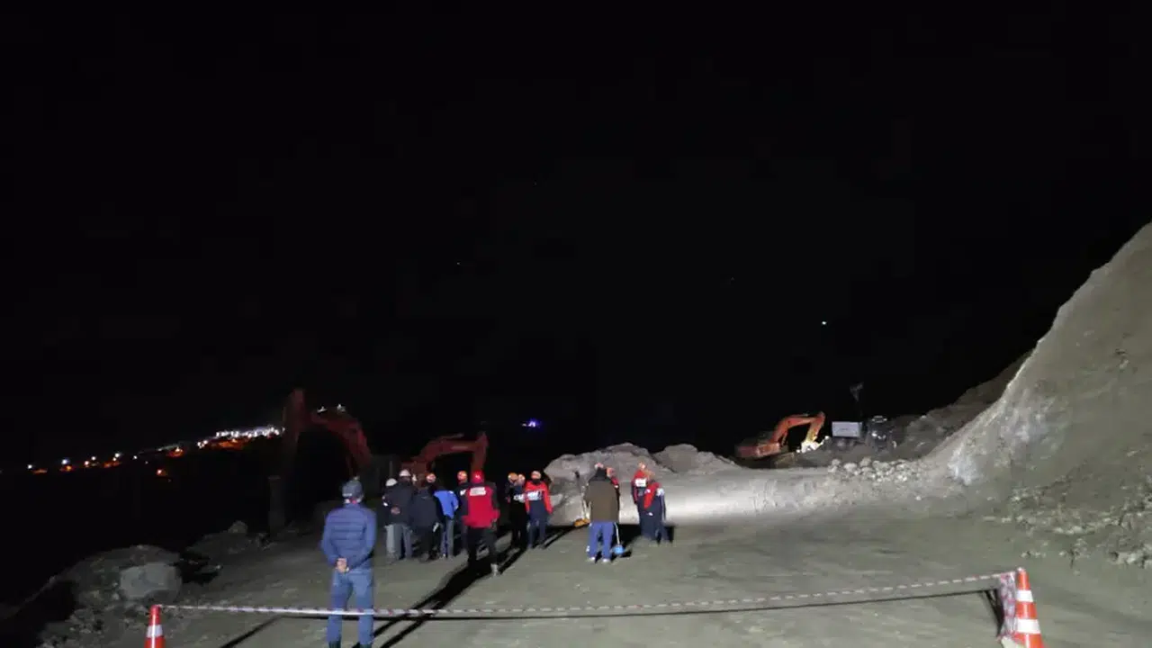 Maden ocağında göçük: Göçük altındaki şantiye müdürüne ulaşılmaya çalışılıyor