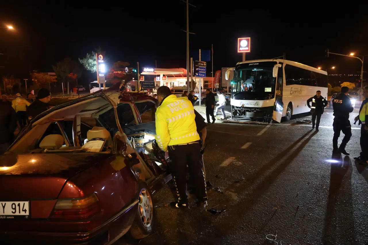 Turistleri taşıyan otobüs ile otomobil çarpıştı: 2 ölü, 3 yaralı