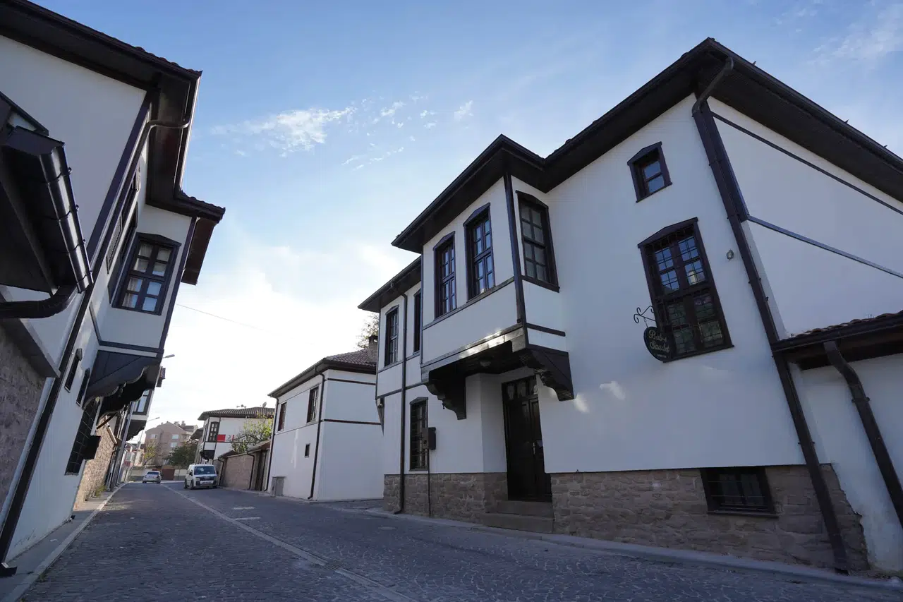 Konyalı vatandaşlar bu sokakta telefonlara sarılıyor: Nostalji yaşanıyor