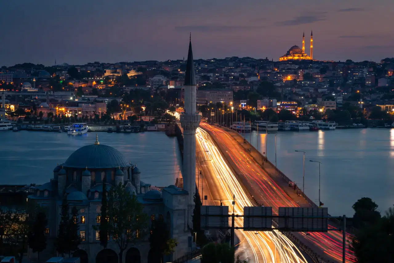 İstanbul'da sabah ezanı saatleri değiştirildi: Vatandaş tepkili