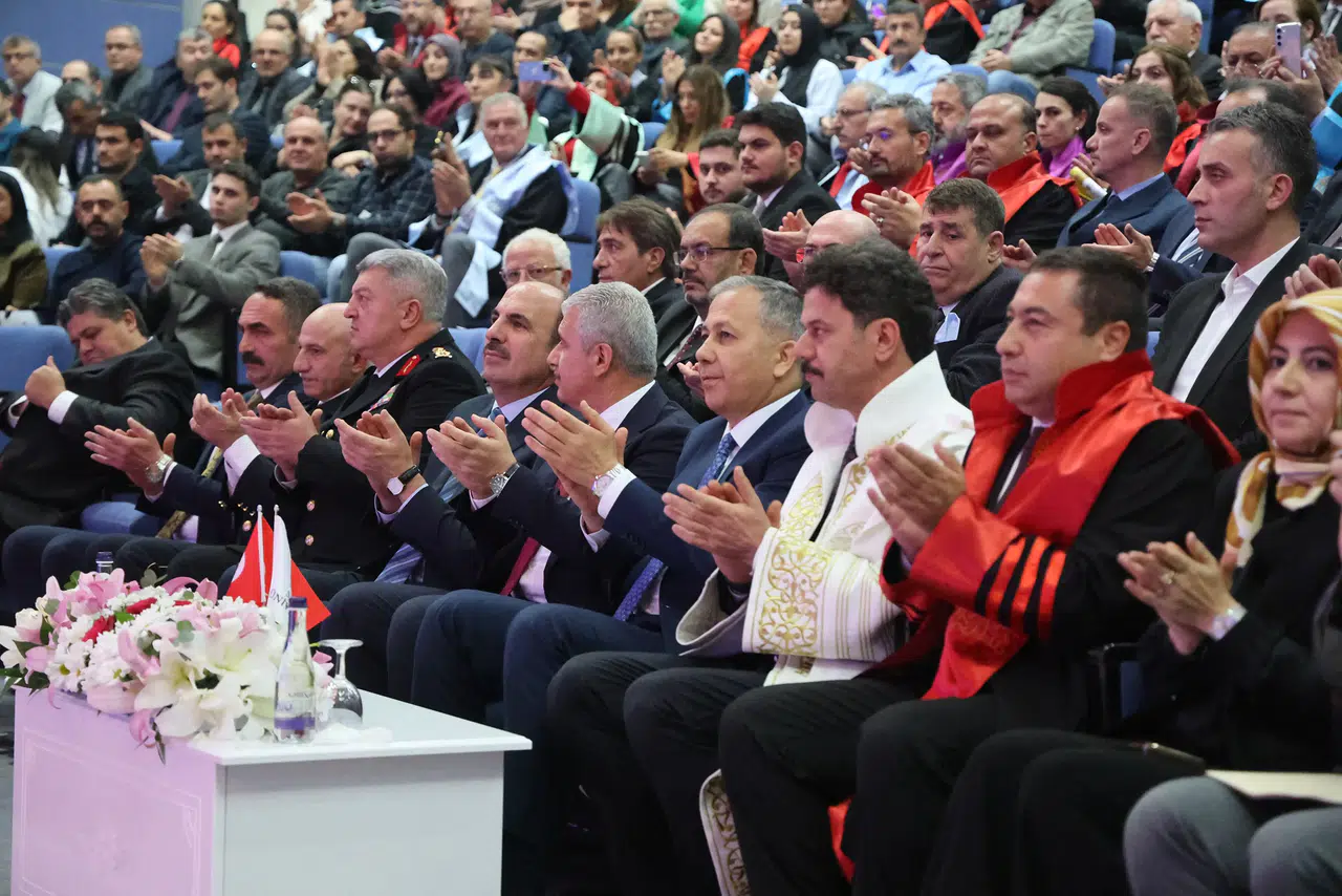 Konyalı Bakan, Akademik Yılı açtı: Selçuk Üniversitesi'nde heyecan