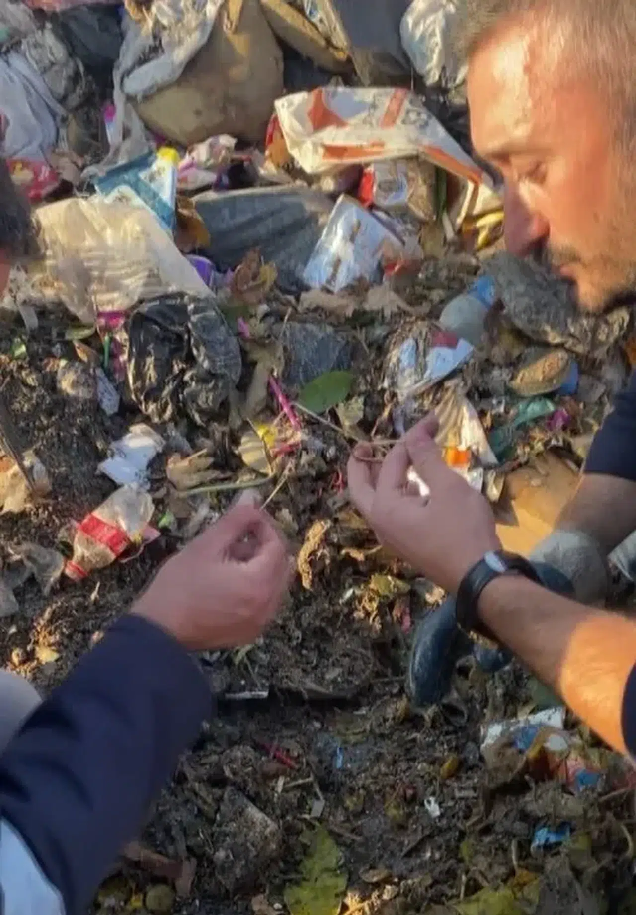 40 ton çöp didik didik edildi: Genç kadın gözyaşlarını tutamadı