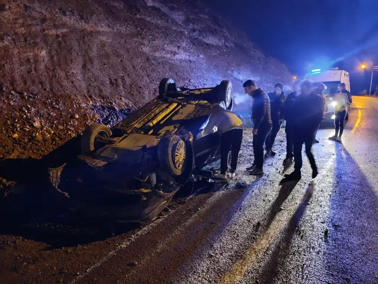 Heyelan yaşandı: Düşen kayalardan kaçarken takla attı