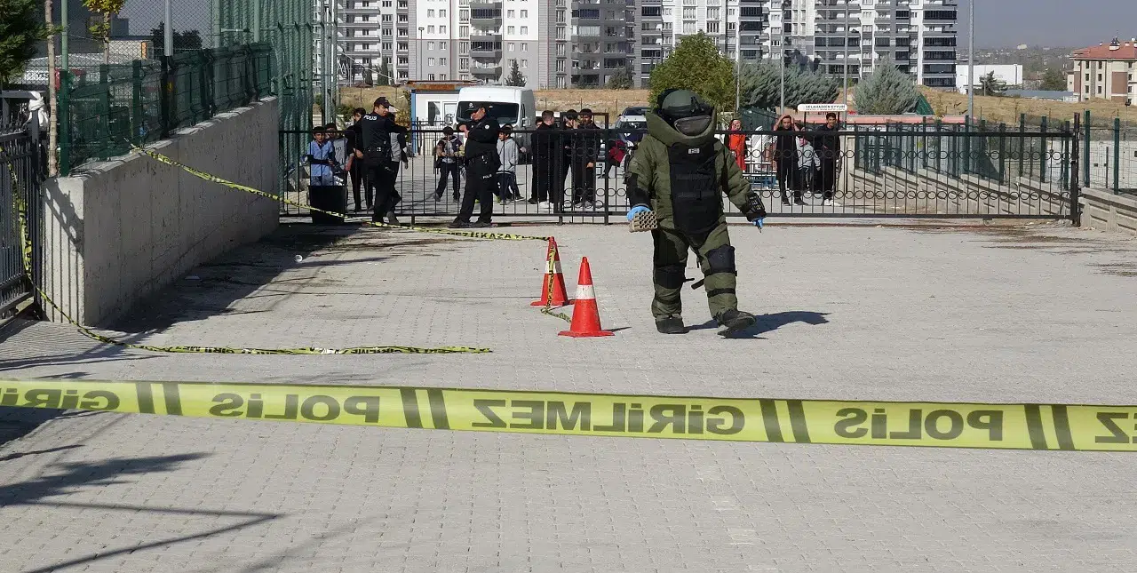 Okulda havai fişek paniği: Bomba imha ekipleri devrede
