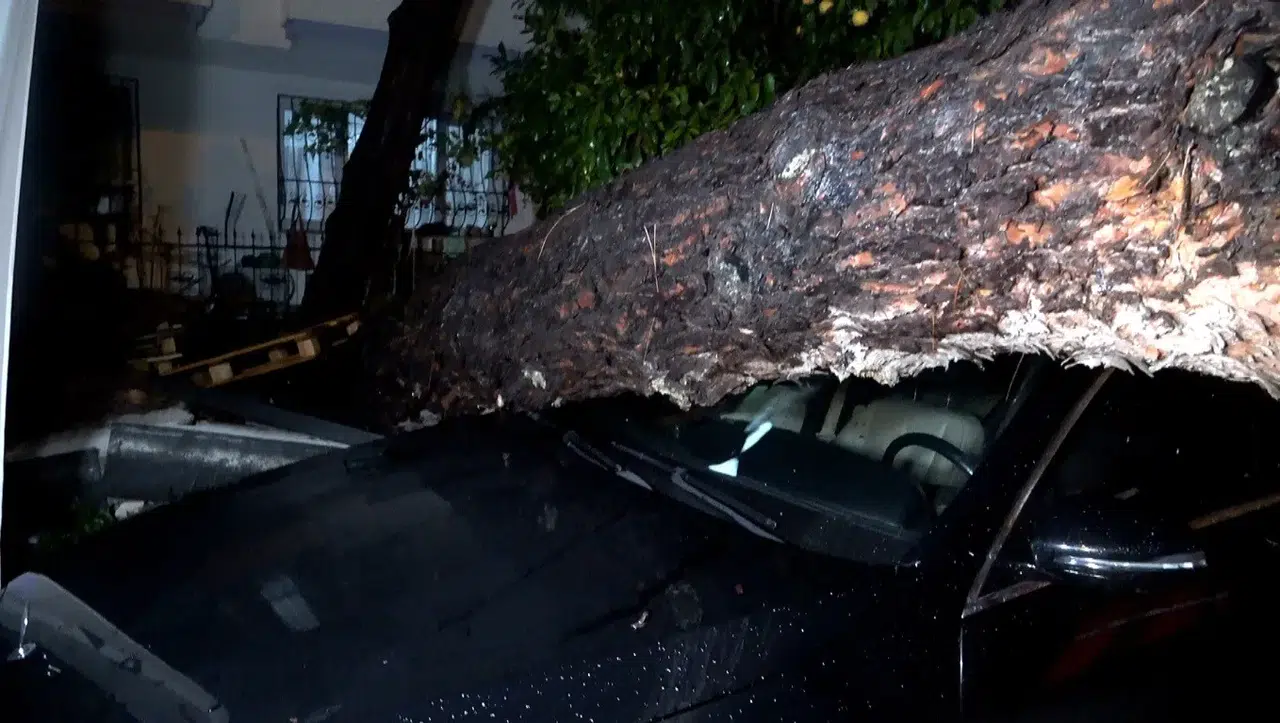 Konyaaltı'nda hayat felç oldu: Araçlar ve bina zarar gördü
