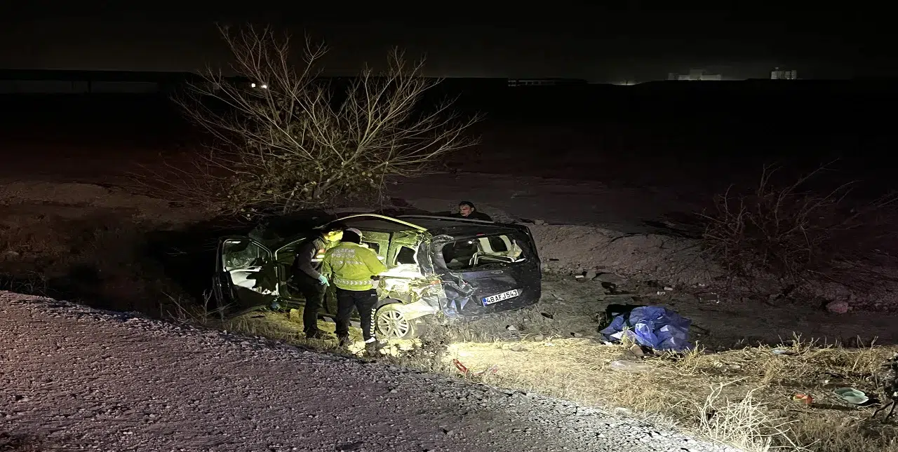 Konya'da feci kaza: Hafif ticari araç şarampole devrildi ölü ve yaralılar var