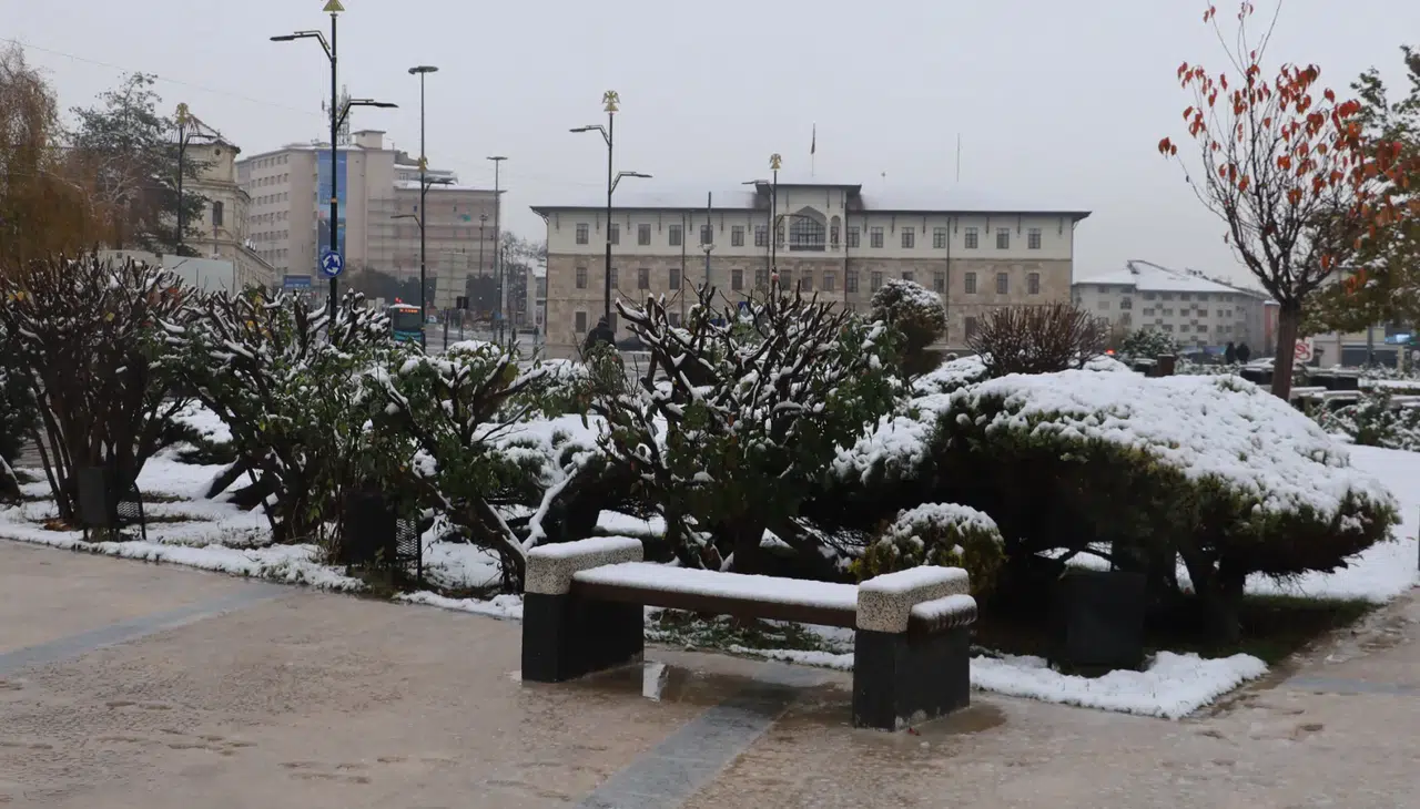 Sivas'ta beyaz örtüyle kartpostallık görüntüler oluştu