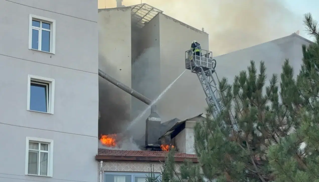 Konya'da yangın paniği: İş hanının çatısı yandı