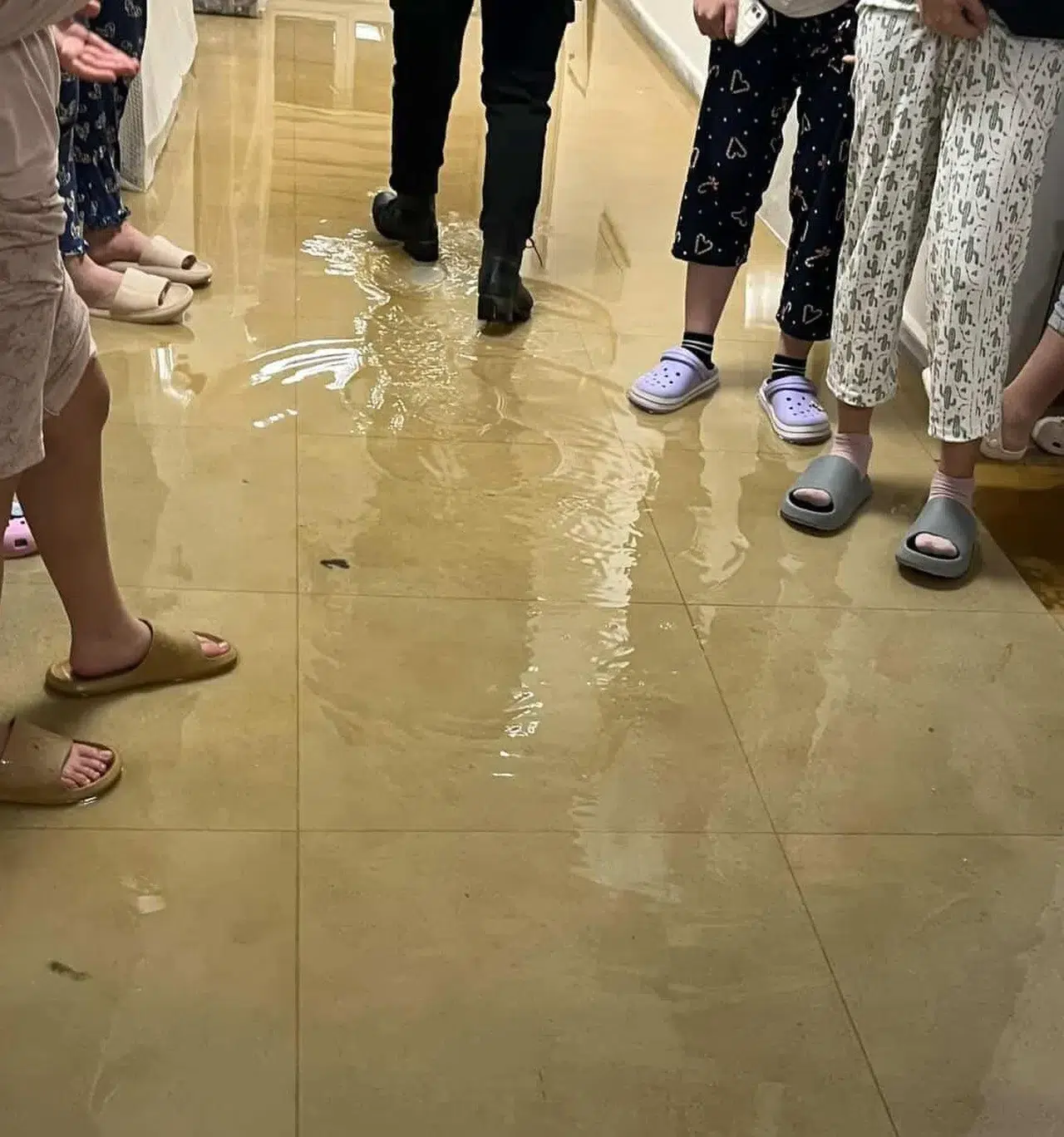 Kız yurdunda şok: Su borulara patladı her şey su altında kaldı