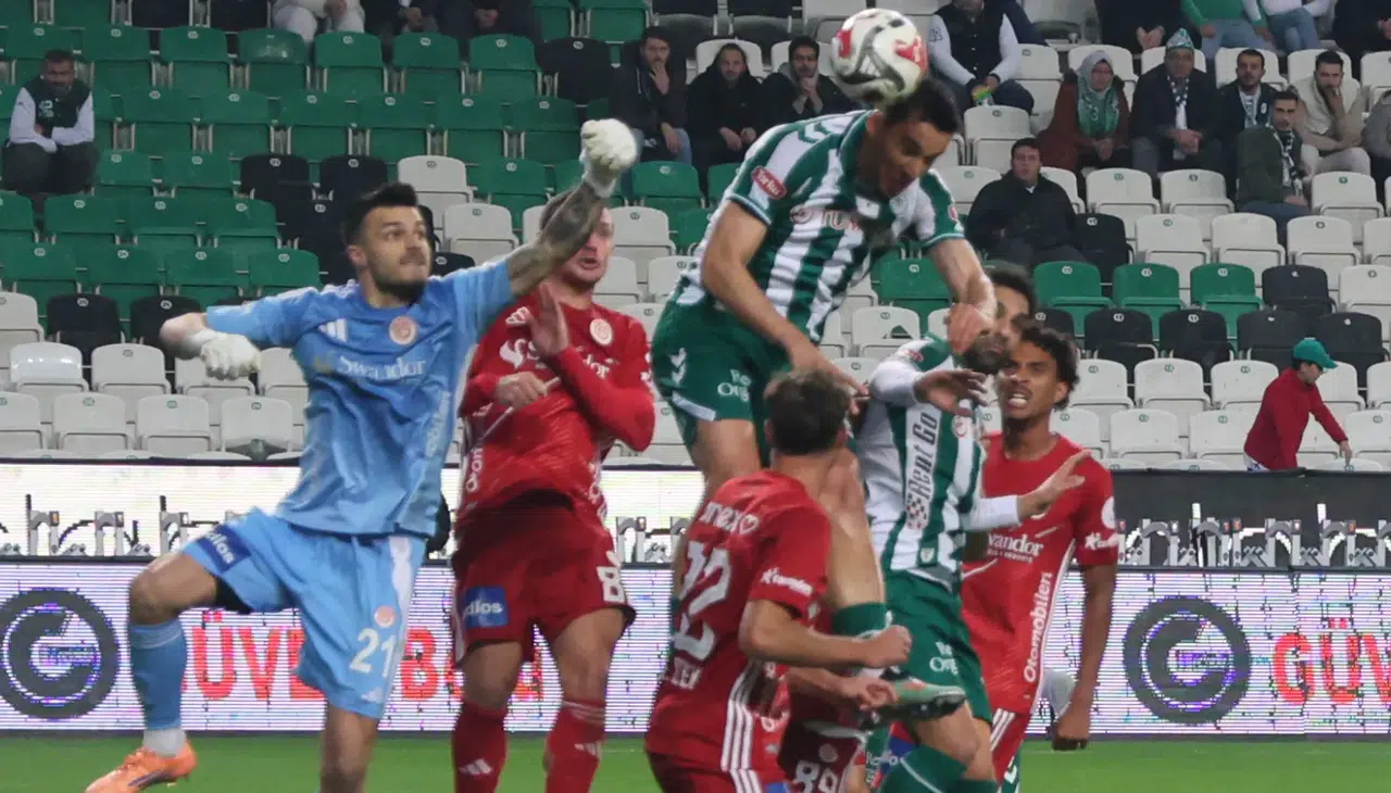 Konyaspor’da kan kaybı sürüyor: Taraftar ıslıkladı