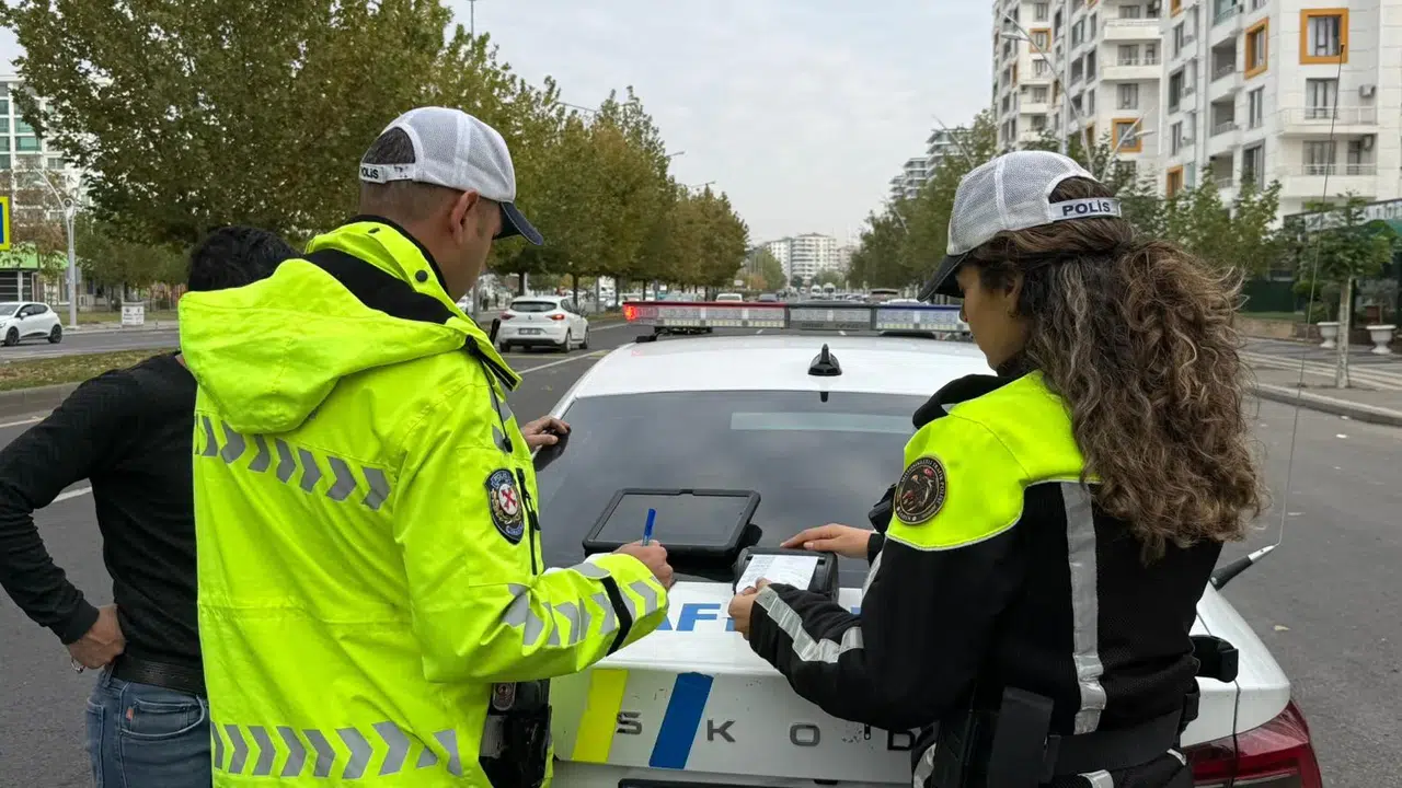 Kırmızı ışık ihlali dron denetimine takıldı, kesilen cezayı kamera şakası sandı
