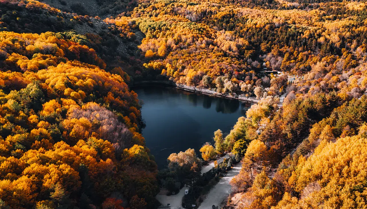 Karagöl Tabiat Parkı’nda sonbahar renklerine büründü