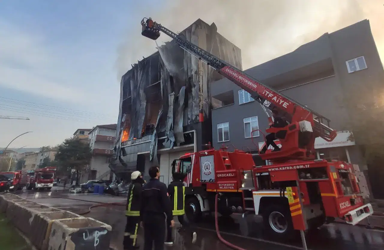 Parfüm deposu alevlere teslim oldu: Çok sayıda can kaybı var