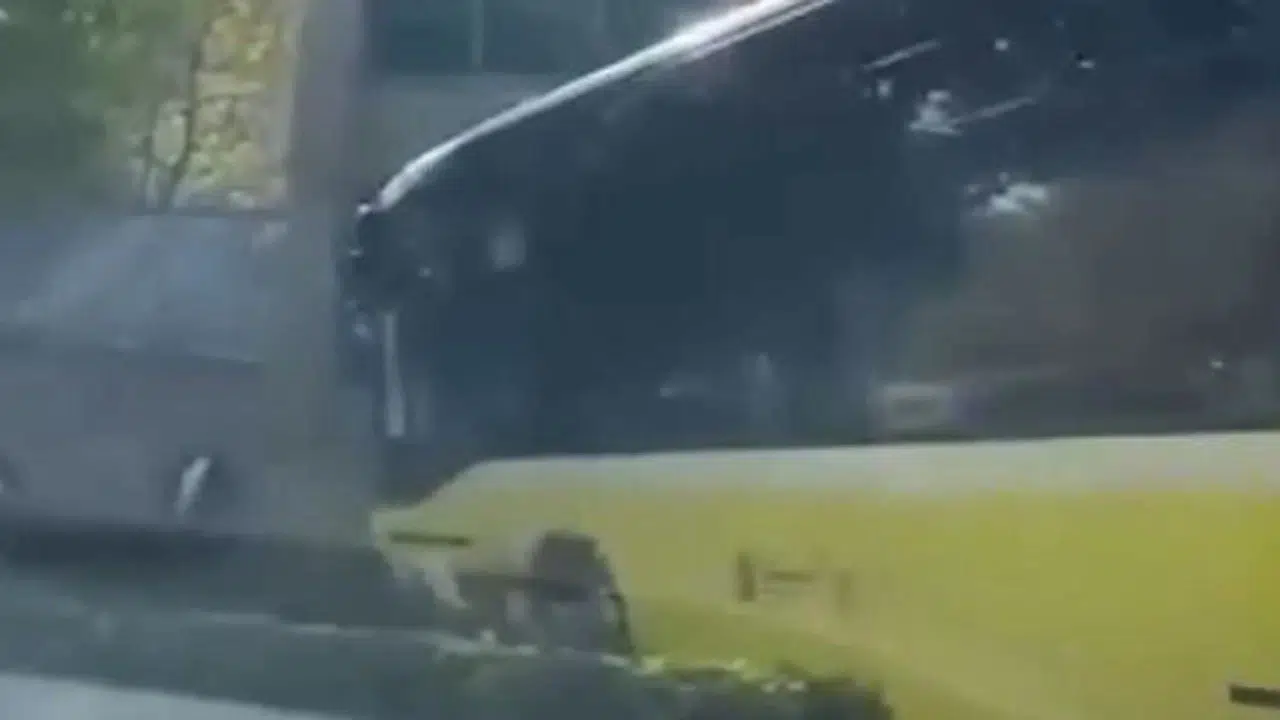 Kalp krizi geçirdi: İETT şoförü otobüsle kaldırıma çıktı