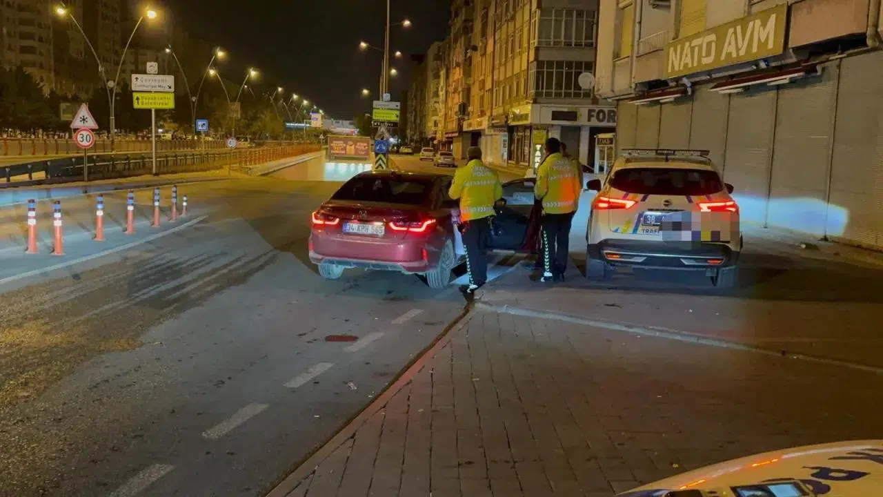 Komedi gibi: Ehliyetsiz sürücünün aracını almaya gelen arkadaşı da ehliyetsiz çıktı