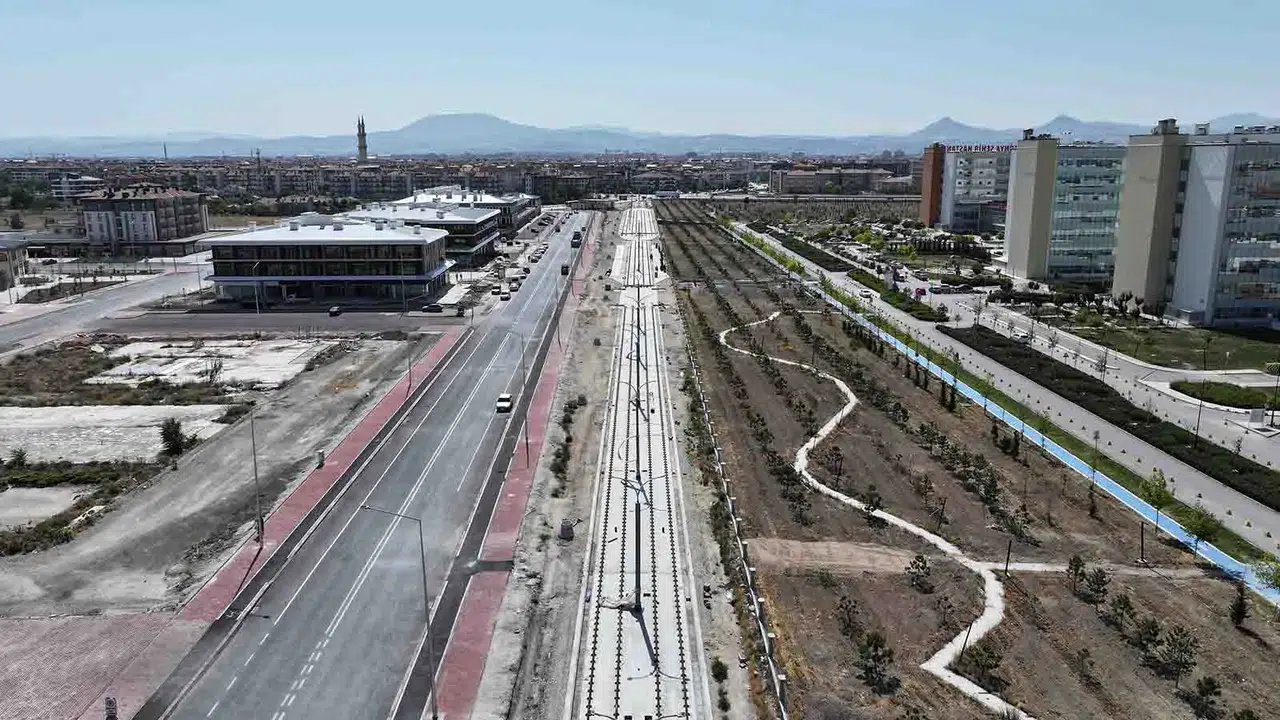 Konya'da raylar yere indi: 50 yıl dayanacak bariyer yükseliyor