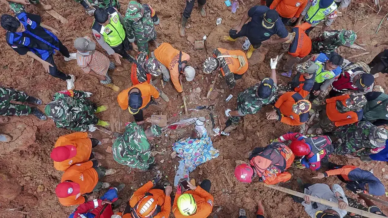 Endonezya'da heyelan faciası: Çok sayıda ölü ve yaralı var