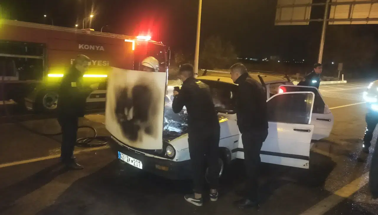 Konya'da kırmızı ışıkta bekleyen otomobilde yangın çıktı