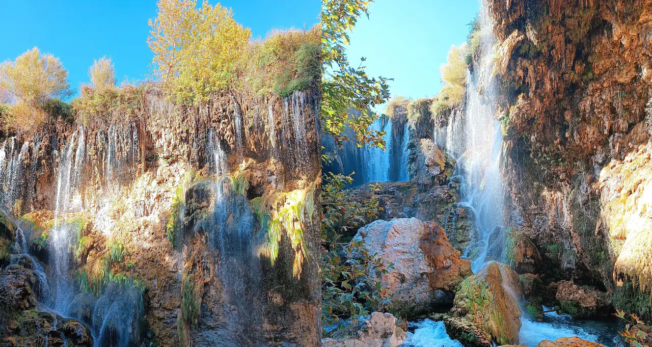 Konya’nın eşsiz şelalesinde sonbahar güzelliği: Sarının en doğal hali