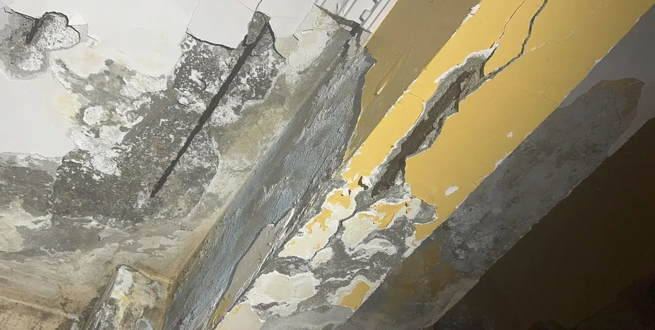 Binalar deprem olmadan yıkılacak: Kolonları çatlayan bina boşaltıldı