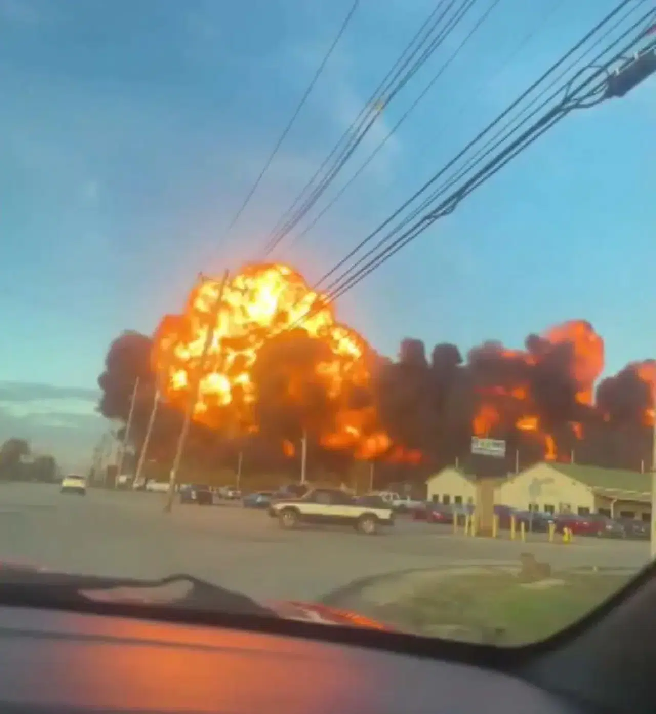 ABD'de dehşet: Kargo uçağı 340 km hızla binalara çarptı