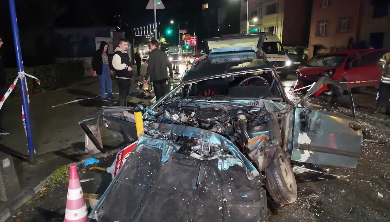 Zincirleme kazada Tofaş marka araç hurdaya döndü